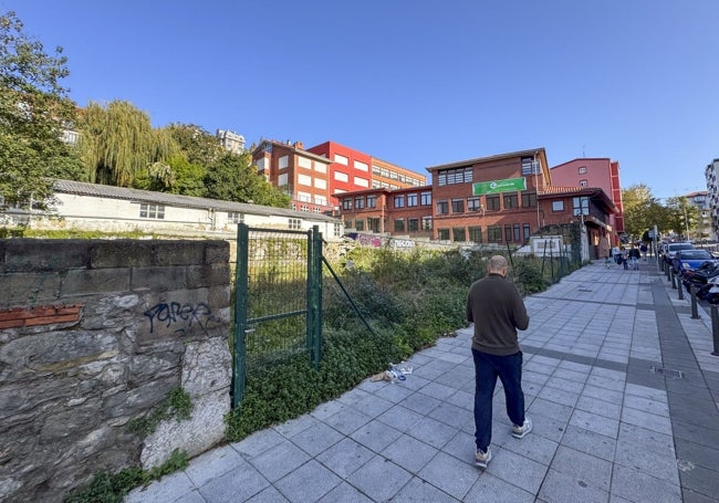 Imagen de este martes del solar en el que estaba el edificio en el que se produjo el incendio de Tetuán, que permanece sin edificar. El siniestro fue en octubre de 2008 y en septiembre de 2013 empezó la demolición.