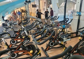 Bicicletas estáticas en el gimnasio municipal.