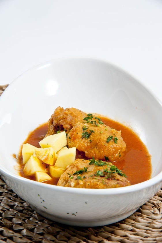Así emplatamos nuestros pimientos rellenos.