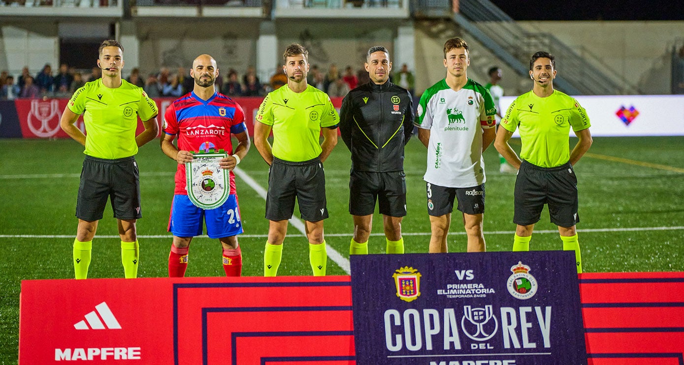 Los capitanes Ayoze y Saúl, junto al trío arbitral en el Pancho Bermúdez de Lanzarote.