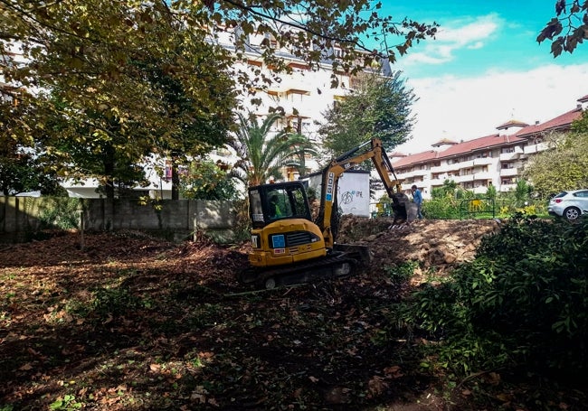 Una de las máquinas trabajando en el entorno del palacio.