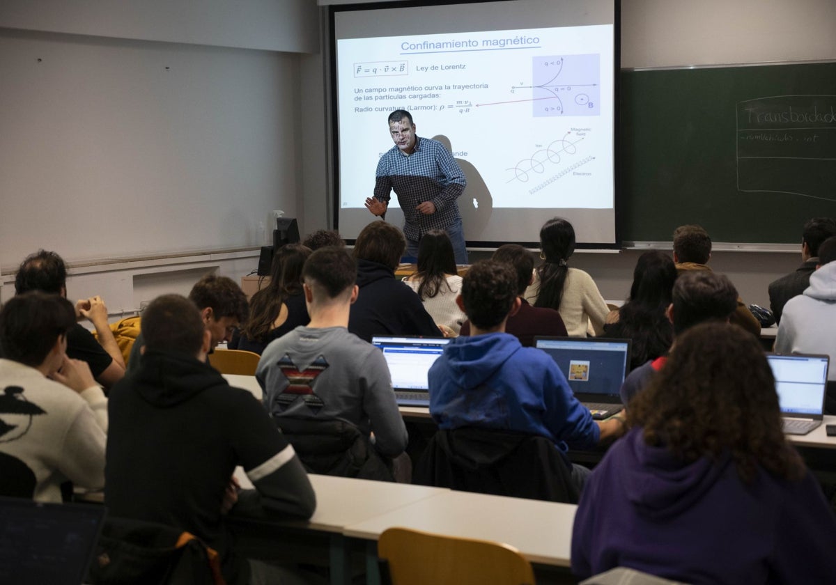 Un profesor imparte una clase en la Universidad de Cantabria.