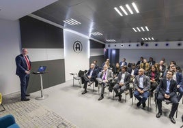 El presidente de la AEC, Agustín Valcarce, durante su intervención en la asamblea, a la que asistieron los consejeros Media y Arasti.