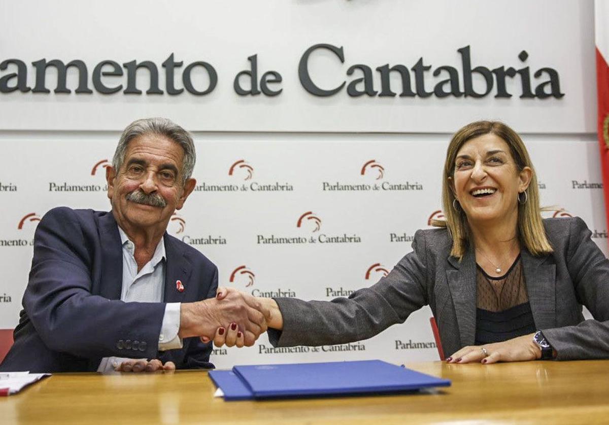 Revilla y Sáenz de Buruaga se dan la mano tras firmar su acuerdo para sacar adelante el próximo Presupuesto para Cantabria.