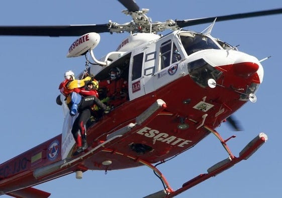 Helicóptero de rescate del Gobierno de Cantabria durante un simulacro.