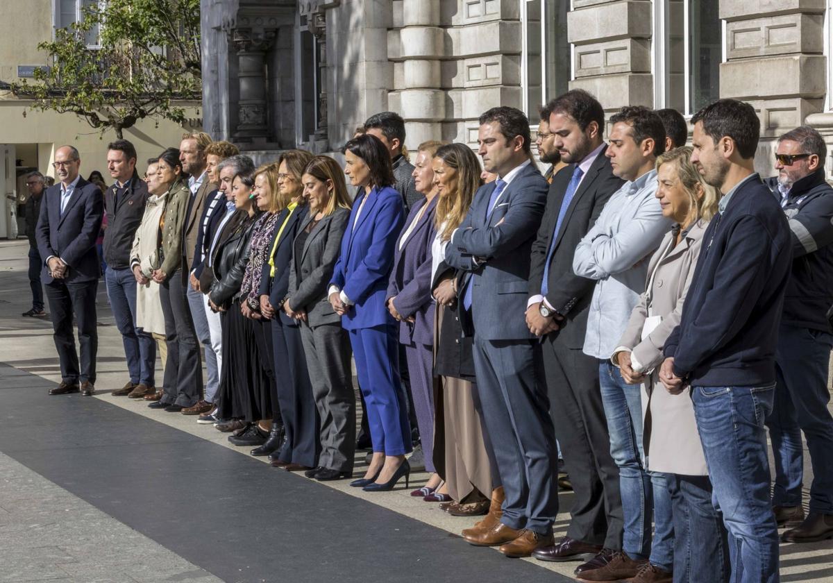 Minuto de silencio en el Ayuntamiento de Santander.