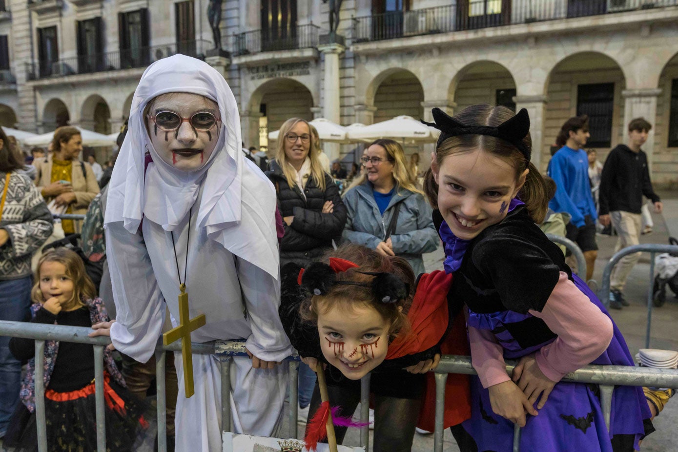 Tres niños disfrazados mientras esperaban su turno.