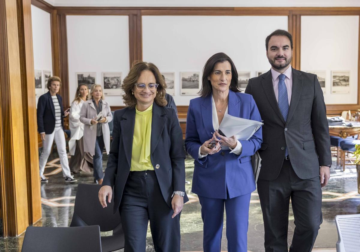 La alcaldesa, Gema Igual, con Margarita Rojo y Javier García.