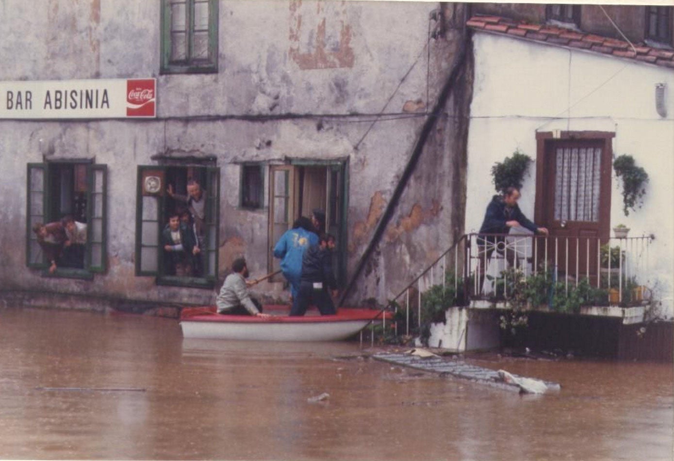 Los vecinos salen por las ventanas del bar Abisinia, en Solares, después de que las calles quedaran totalmente anegadas por las fuertes inundaciones de agosto de 1983 con lluvia ininterrumpida y un episodio de gota fría.