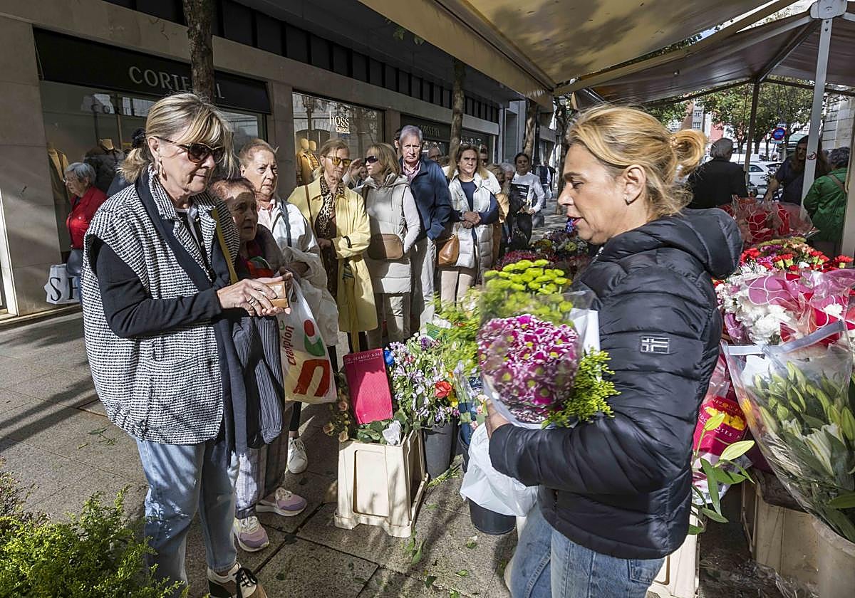 Colas para comprar flores, ayer, en los puestos del mercadillo que se encuentra situado junto al Ayuntamiento de Santander.