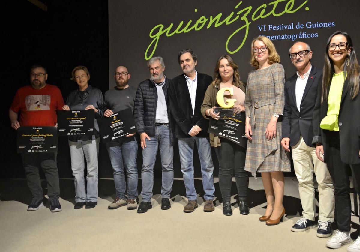 Los premiados, junto a organizadores, miembros del jurado y la directora general de Cultura.