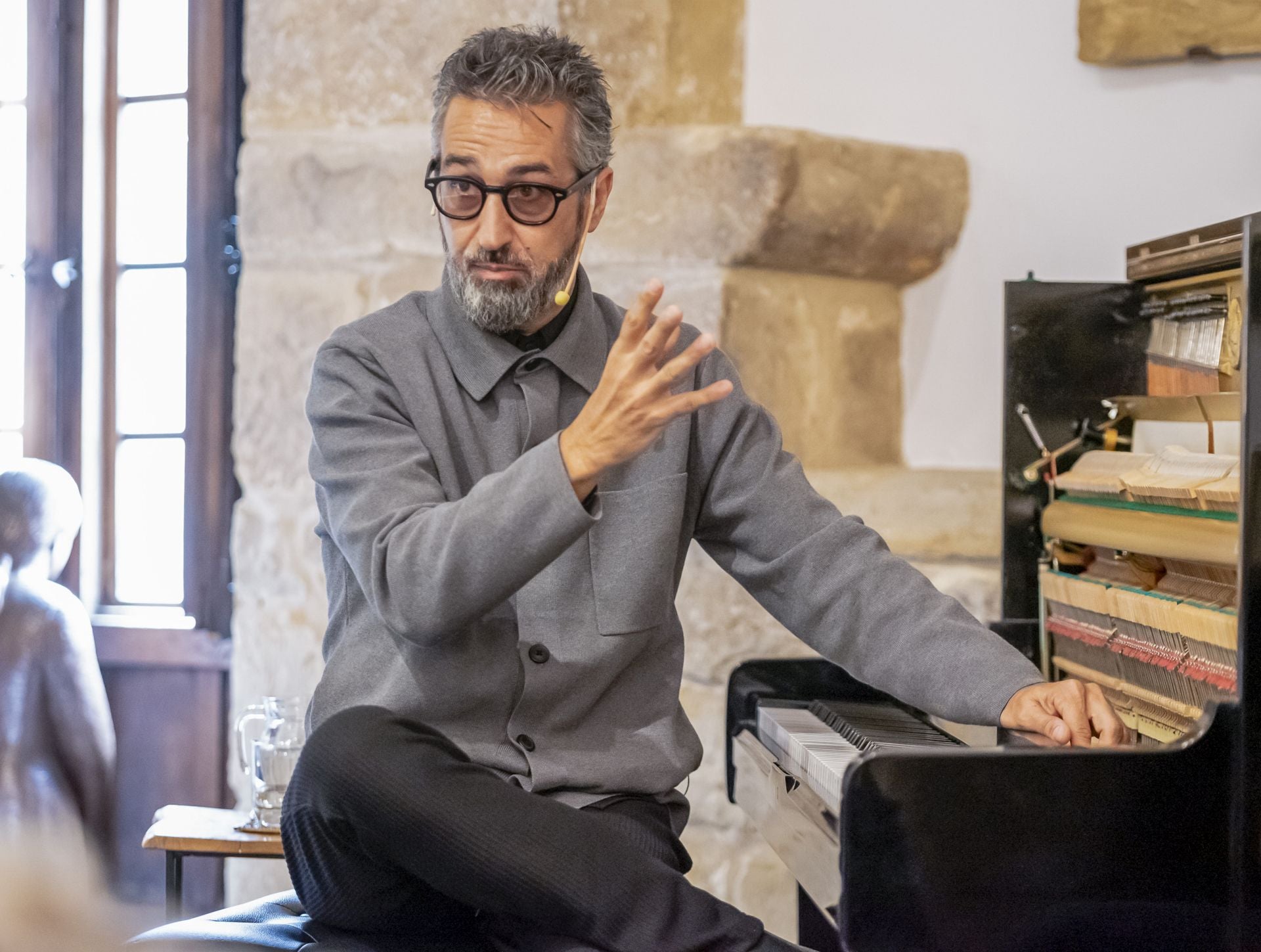 Pelayo frente al piano con el que interpretó diferentes piezas durante el diálogo con Marcos Díez