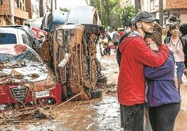 Desolación total mientras los equipos de rescate buscan supervivientes a la desesperada