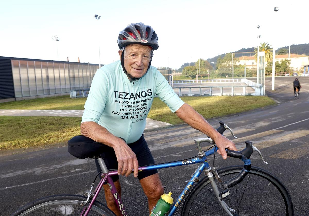 Enrique Tezanos posa en el velódromo del complejo deportivo Óscar Freire con su bicicleta y una camiseta que recuerda su último récord.