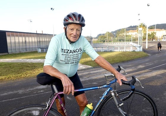 Enrique Tezanos posa en el velódromo del complejo deportivo Óscar Freire con su bicicleta y una camiseta que recuerda su último récord.