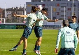 Javi Castro y Aldasoro pugnan por un balón aéreo en una sesión de esta semana. La grada lucirá otra vez un gran ambiente.