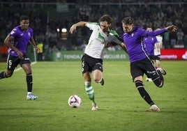 Marco Sangalli protege el balón de un rival en el partido frente al Córdoba.