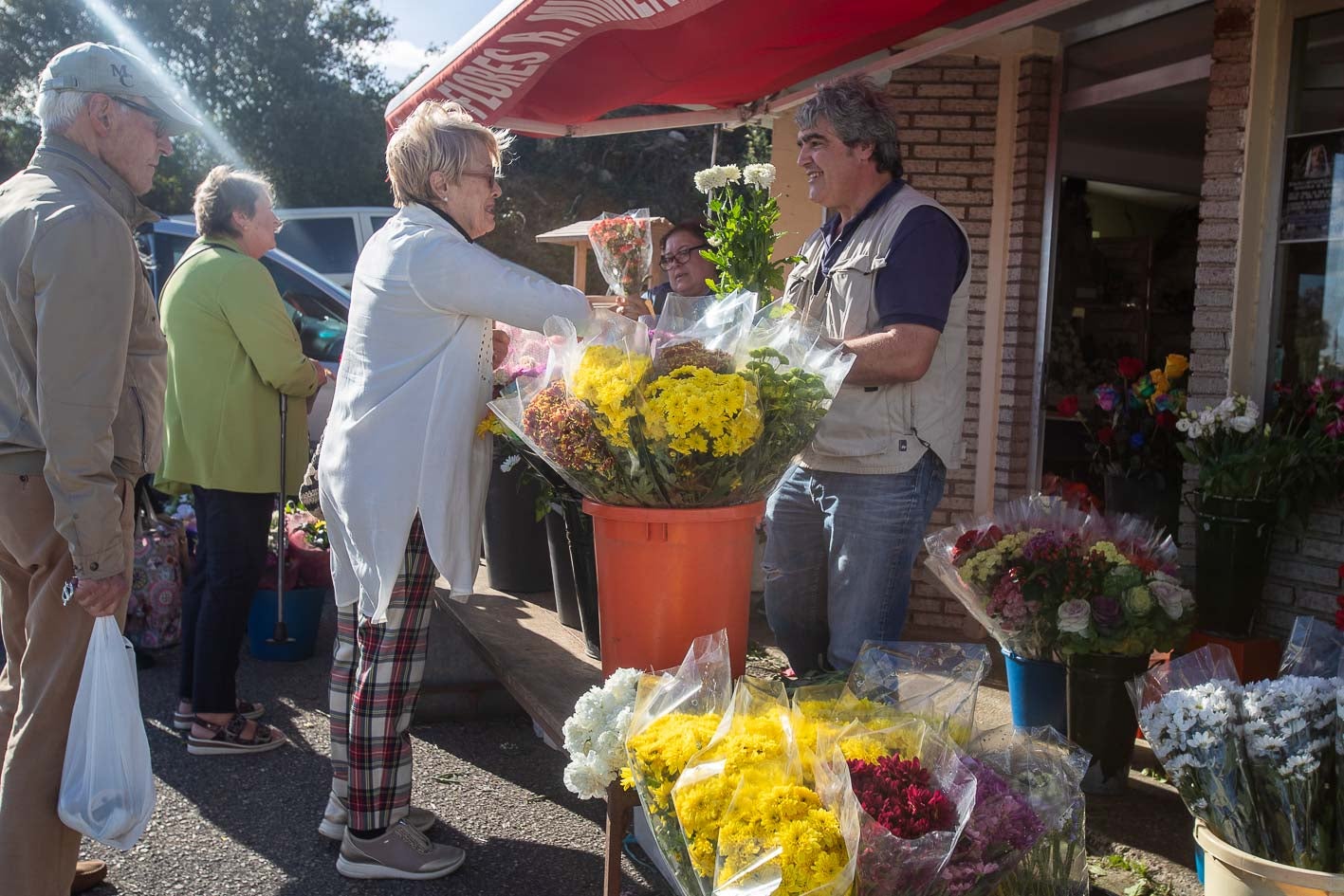 Las floristerías apenas dan abasto para atender tanta demanda.