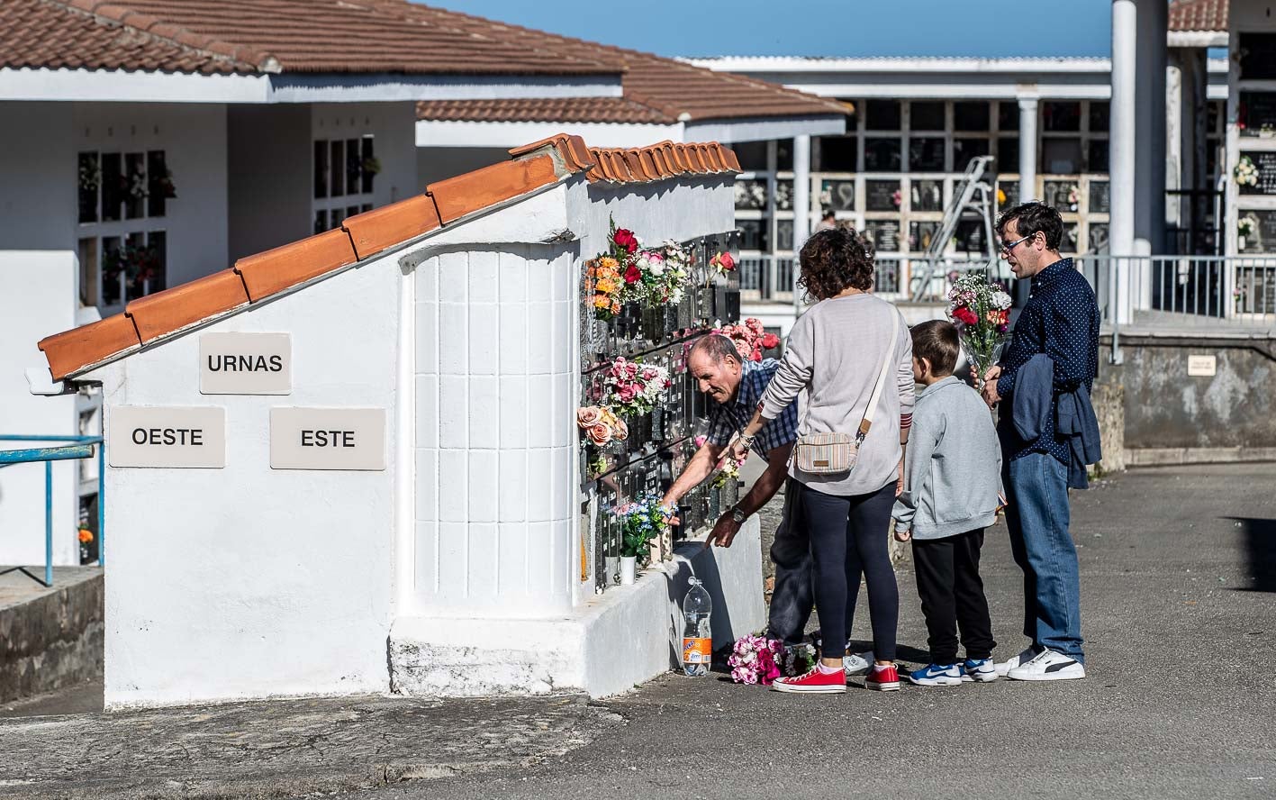 Las familias, en pleno, acuden para celebrar esta jornada de recuerdo.