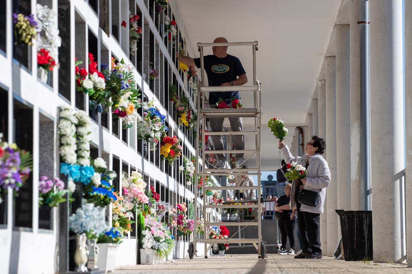 Los nichos se llenan de flores, naturales y de plástico.