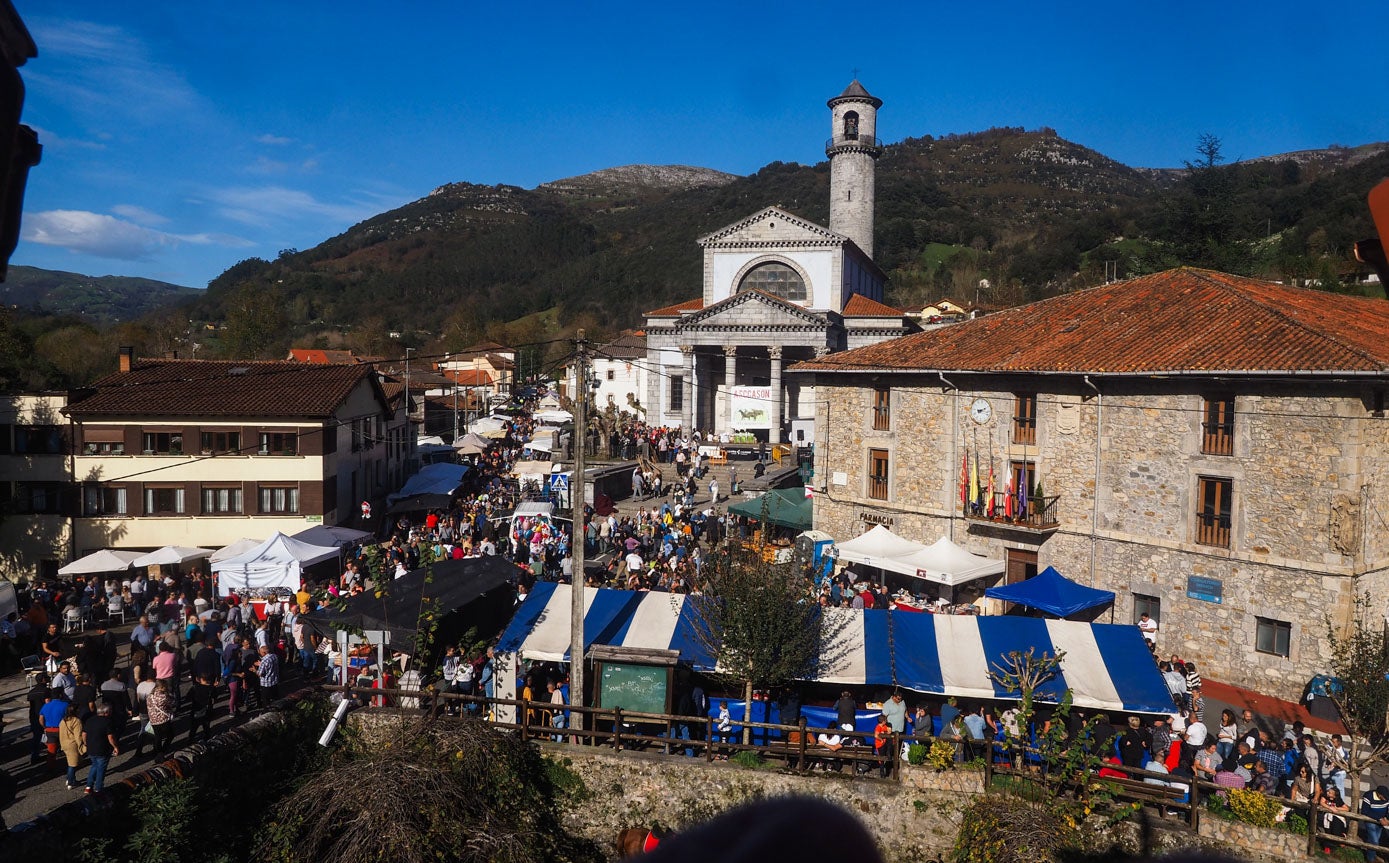 Vista de la Casa Consistorial del municipio con la iglesia neoclásica de San Pelayo al fondo.