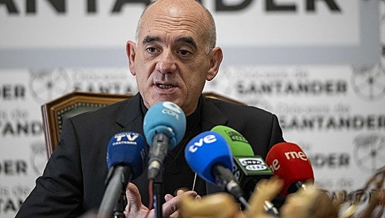 El obispo de Santander, desolado: «Conozco a gente que lo ha perdido todo»