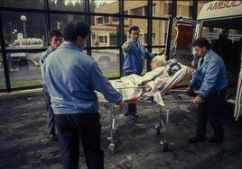 Traslado de un paciente al Hospital Sierrallana tras su apertura, el 1 de noviembre de 1994, en Torrelavega