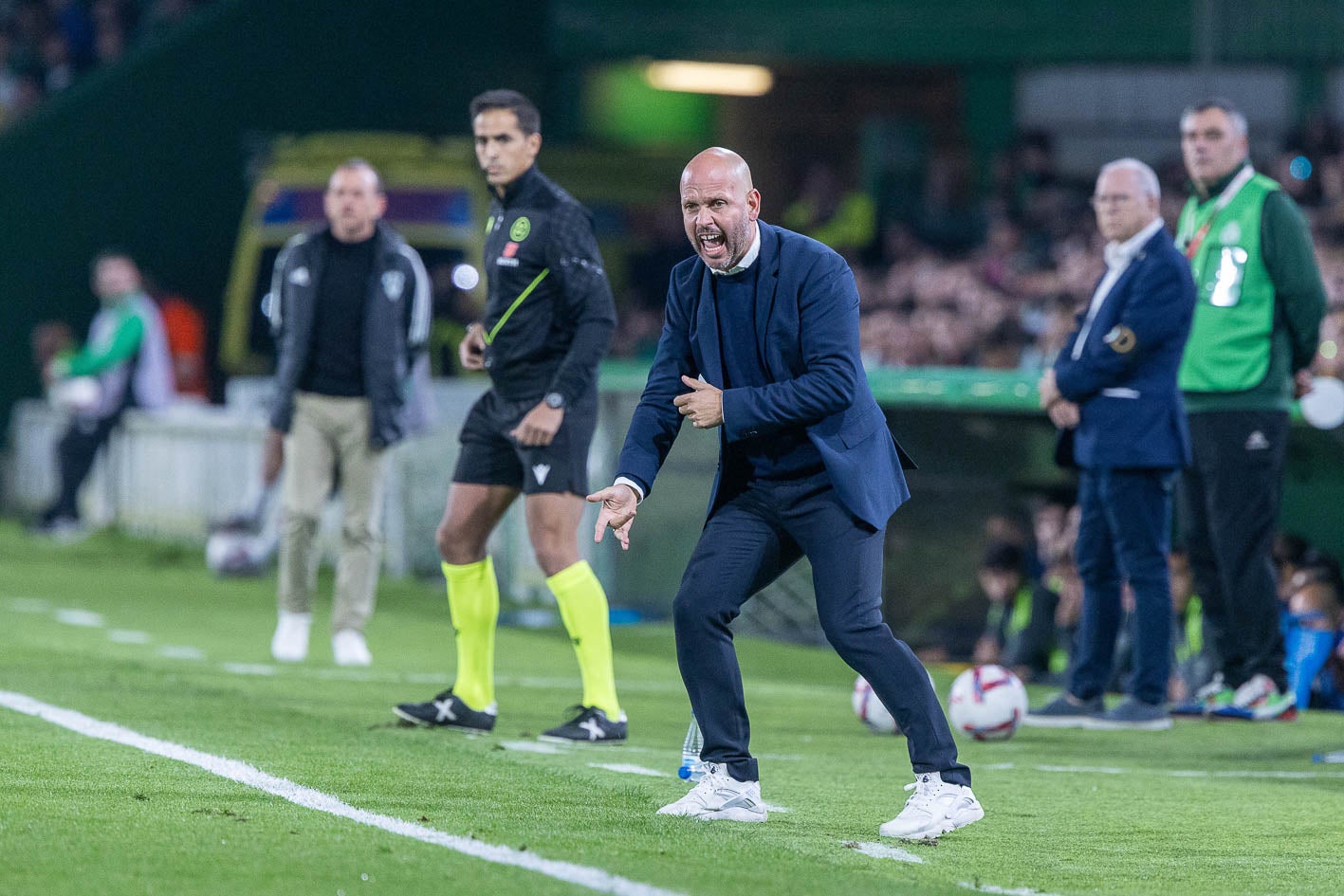 José Alberto da instrucciones a sus futbolistas desde el banquillo. 