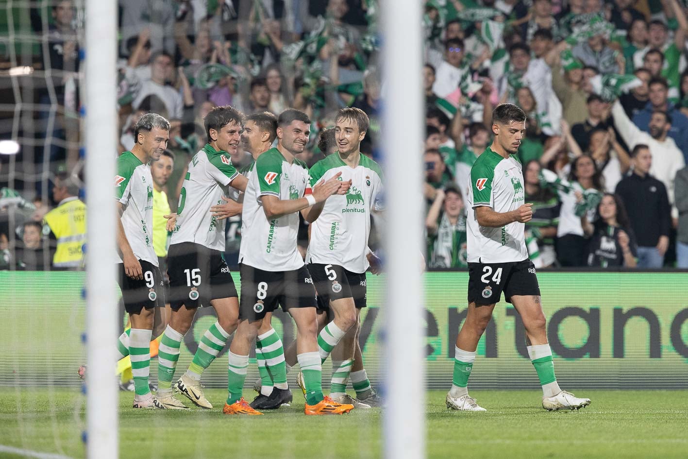 Los jugadores del Racing celebran el gol de Sangalli. 