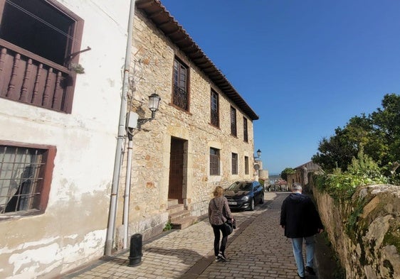 Edificio de la Torre del Reloj que se rehabilitará como albergue en San Vicente de la Barquera.