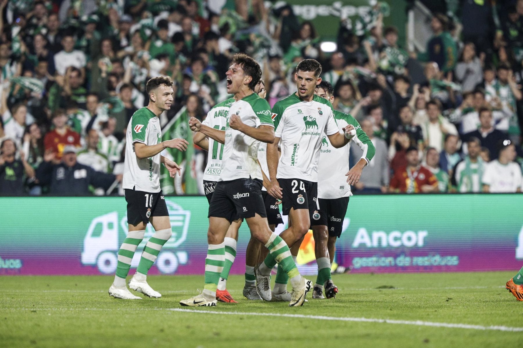 Marco Sangalli, en el centro, celebra junto a Vicente, a la izquierda, y Montero, a su derecha, el gol que marcó el sábado en los Campos de Sport ante el Albacete.