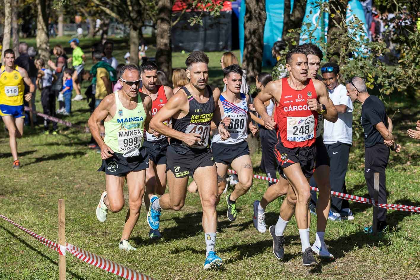 José Fuentes-Pila (248), uno de los nombres ilustres del atletismo cántabro, lidera un grupo.