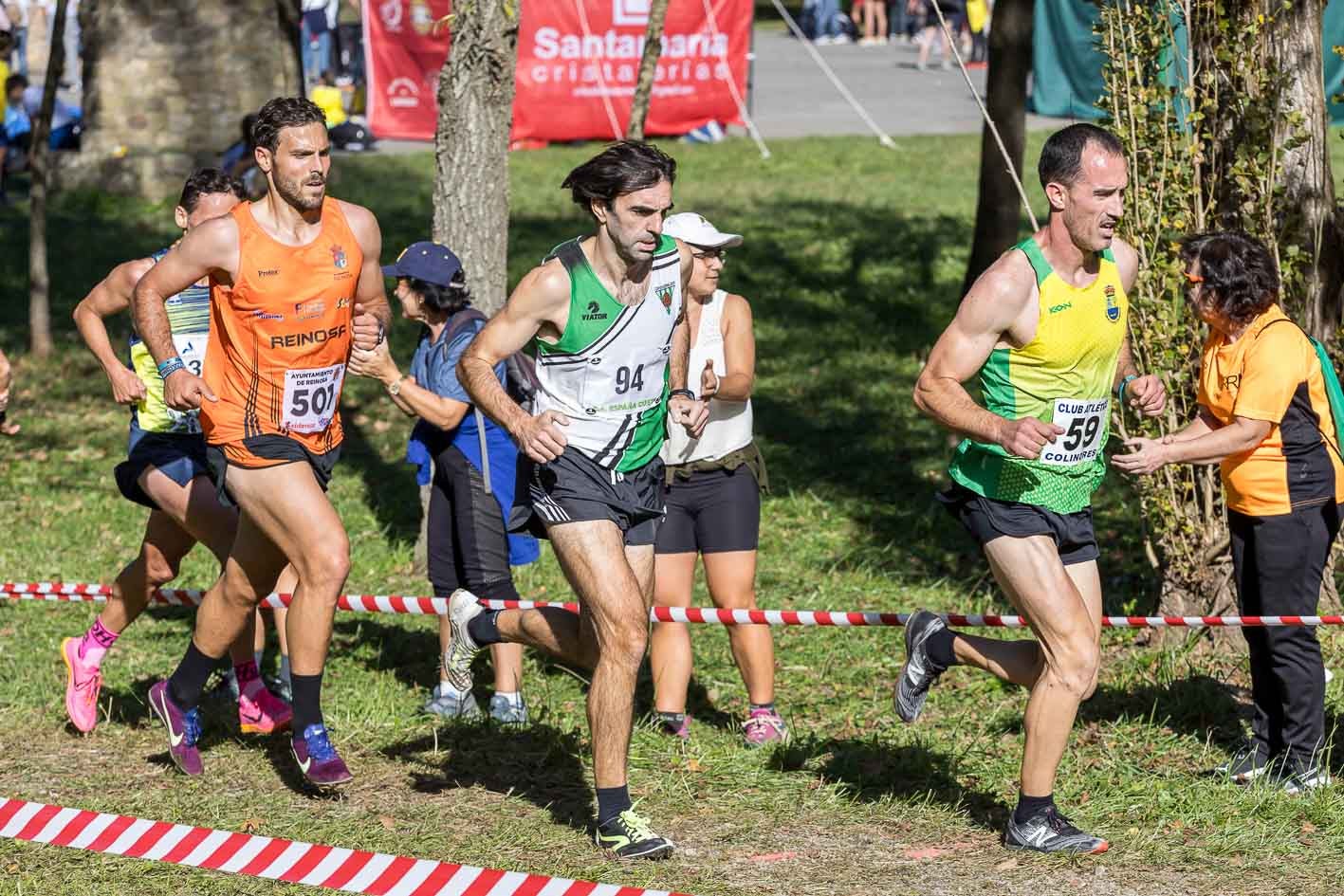 Luis Ángel San Román (59) encabeza un pequeño grupo durante la carrera en Borleña.