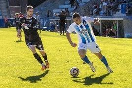 Tobar controla la pelota ante un rival del Salamanca.