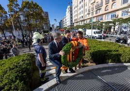 El presidente de la Autoridad Portuaria, César Díaz, el presidente de la Asociación Machichaco, Roberto García-Borbolla y la alcaldesa de Santander, Gema Igual, depositando la corona de laurel al monumento en memoria de las víctimas.