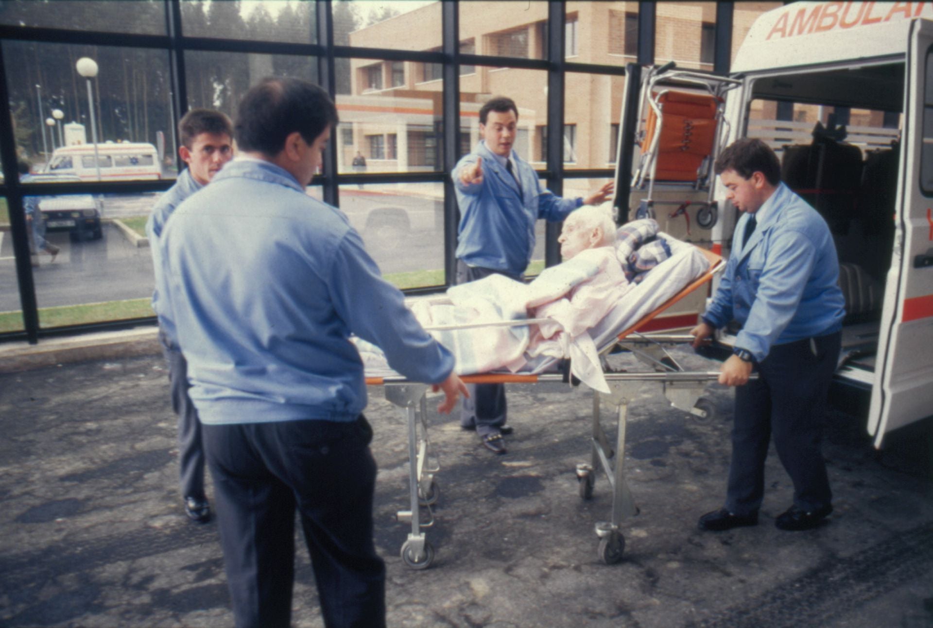 Traslado de un paciente al Hospital Sierrallana tras su apertura, el 1 de noviembre de  1994, en Torrelavega.