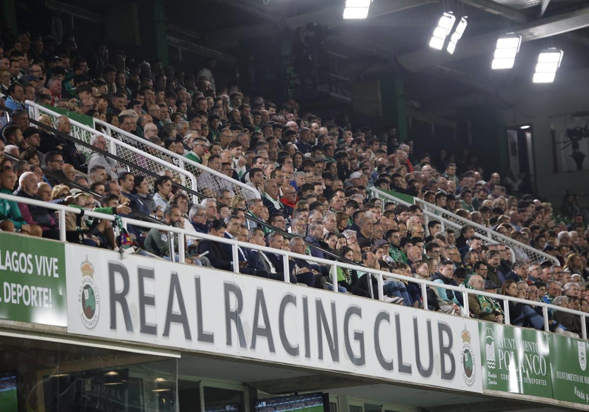 La Tribuna Oeste de los Campos de Sport, llena durante un partido de la presente temporada.