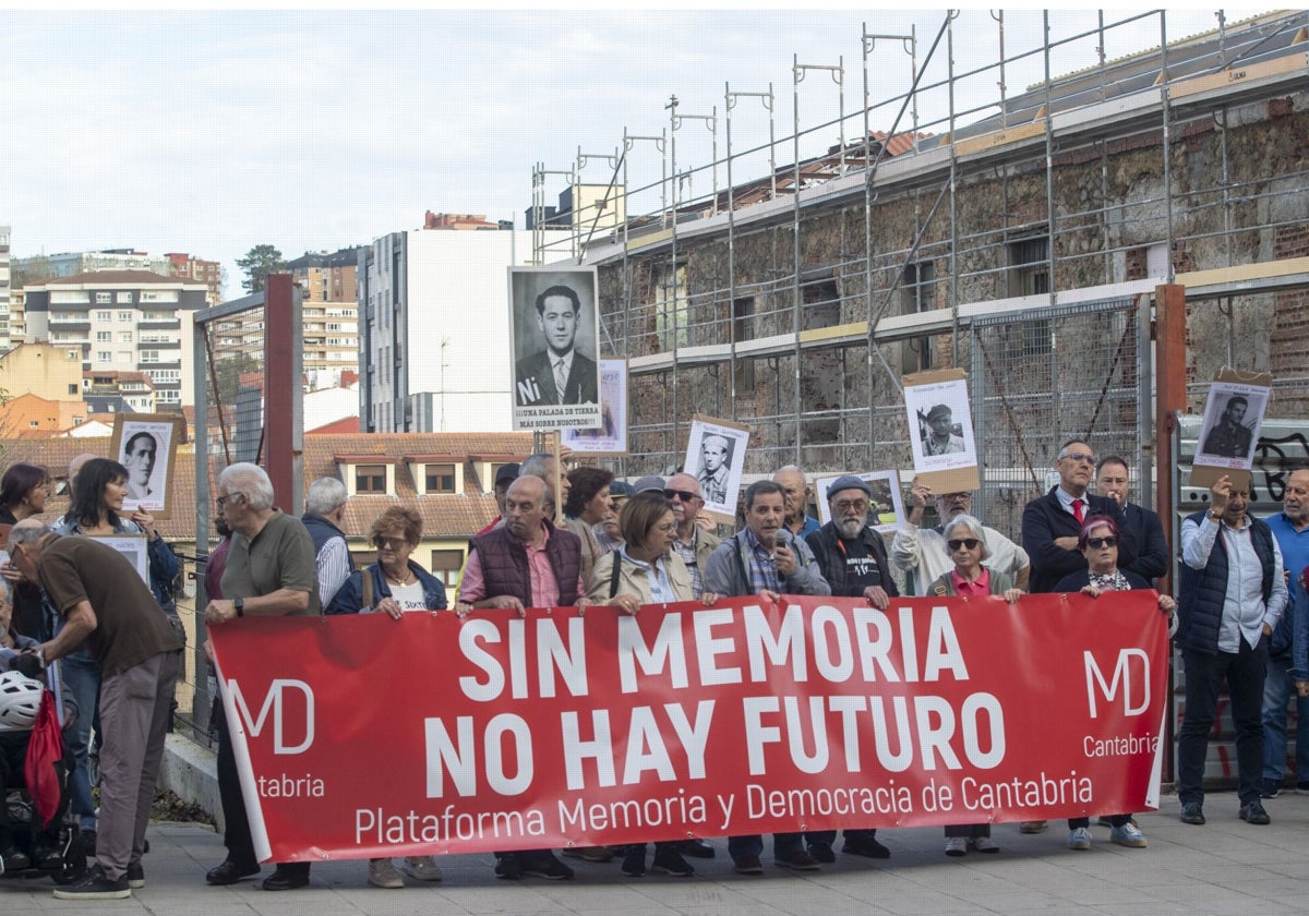 Varias decenas de personas se manifestaron frente al Parlamento para protestar por la derogación de la norma autonómica.