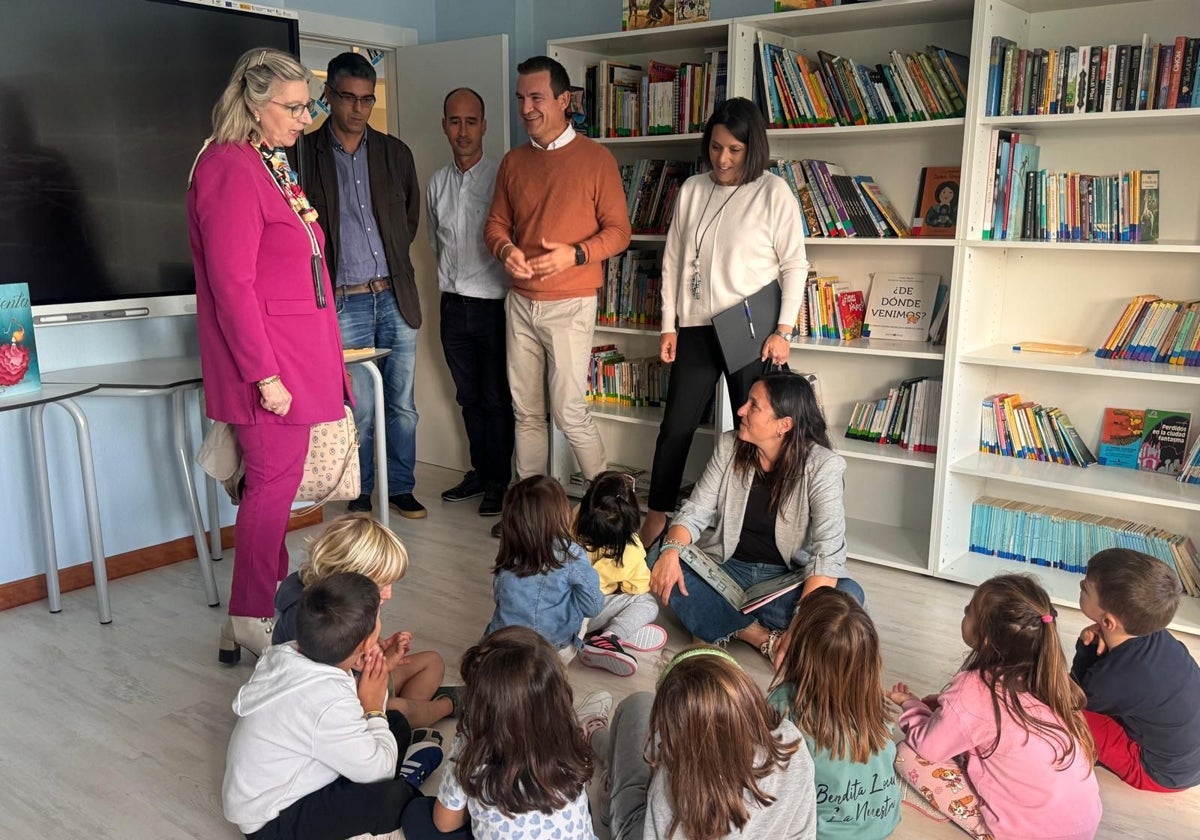 Un momento de la visita de la directora general de Centros a una de las sedes de Costa Quebrada.