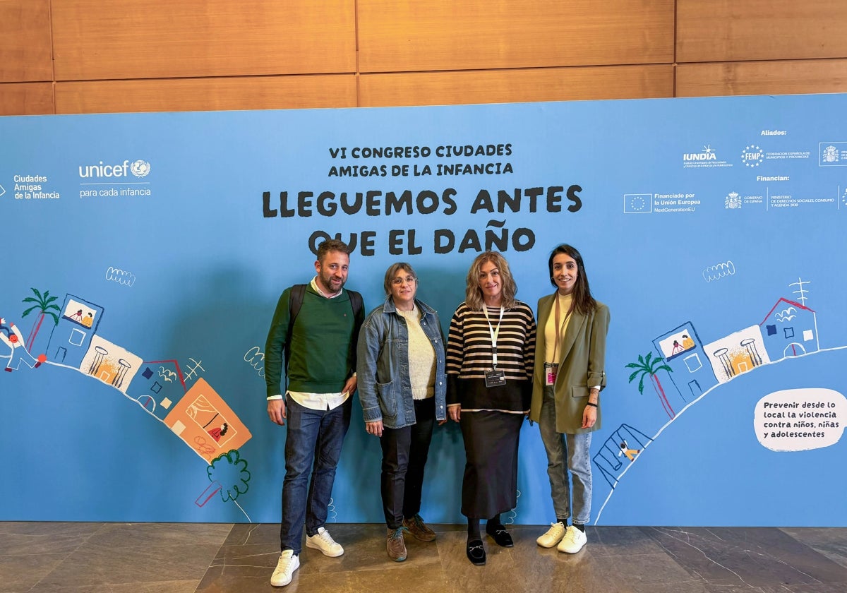 La alcaldesa y la concejala de Juventud con los técnicos que asistieron al congreso.