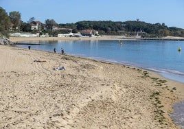 Playa de Los Peligros, uno de los 13 arenales urbanos de Santander.