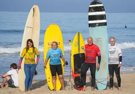 Begoña Martínez, Consuelo Ontañón, Mariano Morales y Manel García en la categoría abuelos y abuelas, algunos de ellos eran expertos pero otros era la primera vez que surfeaban animados por sus familias