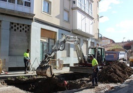 Dos operarios trabajando ayer en la Travesía de San Roque.