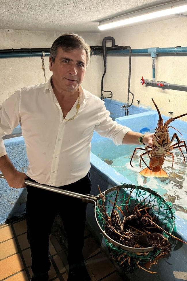 José Ramón Ortiz, en el vivero del hotel con una langosta hembra en la mano.