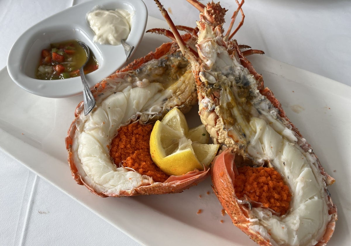 Langosta hembra cocida, cargada de huevas y acompañada de mahonesa y vinagreta.