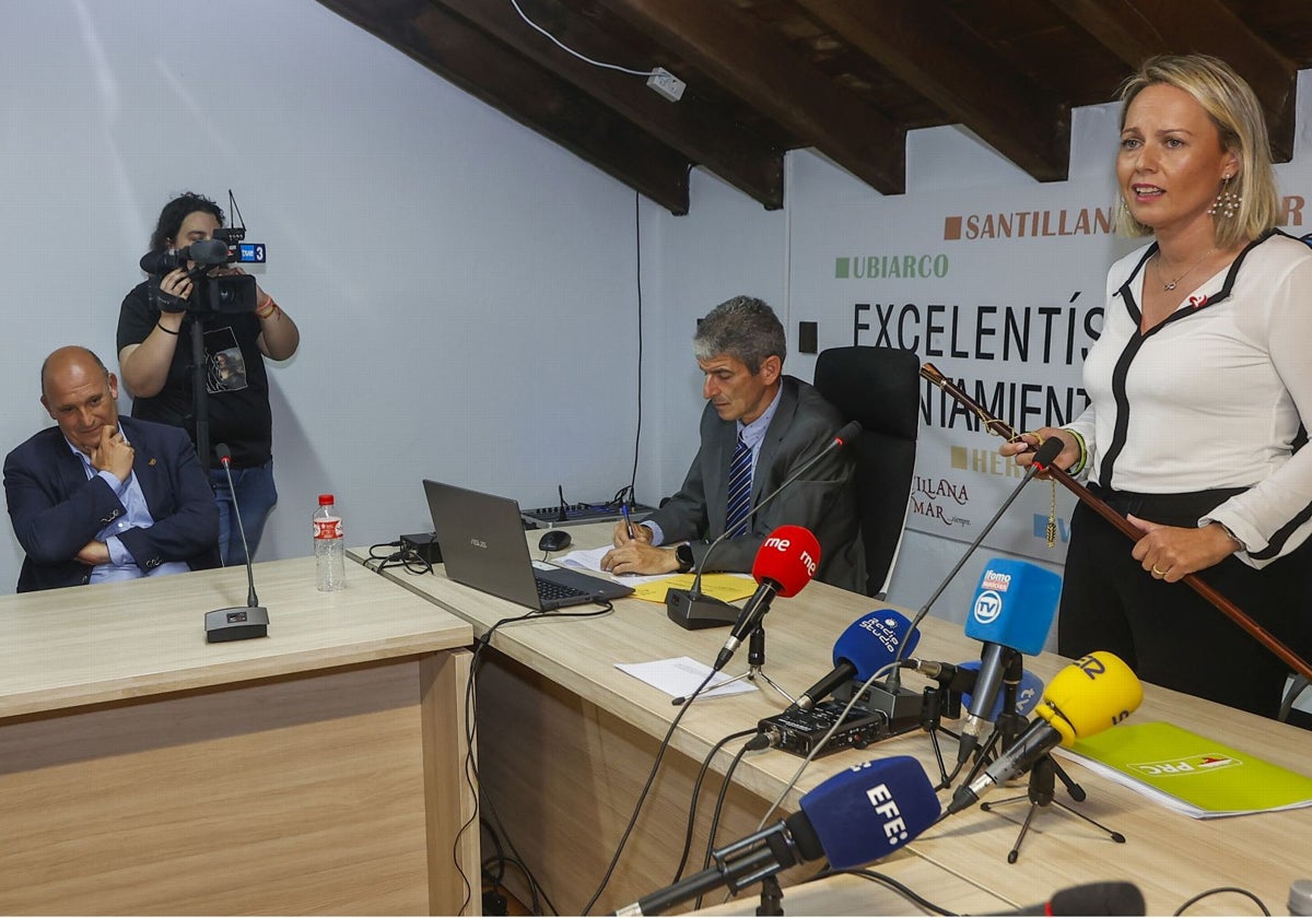 El exalcalde Ángel Rodríguez, a la izquierda, y la alcaldesa Sara Izquierdo, con el bastón de mando.