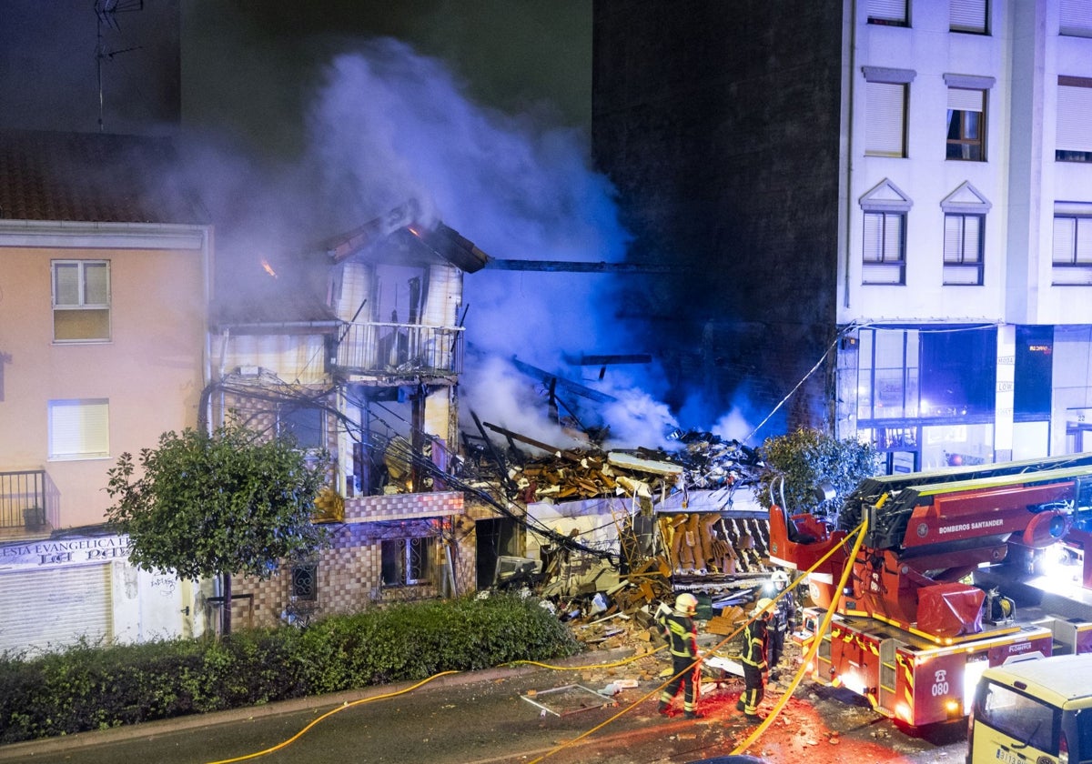 Los bomberos sofocan el fuego provocado por la explosión en el edificio de La Albericia.