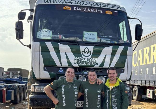 Alberto Méndez, Gustavo Castro y Javier Martínez con el vehículo que han empleado para despejar calles y carreteras.