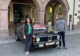 La concejala de Deportes junto al organizador en uno de los coches clásicos.