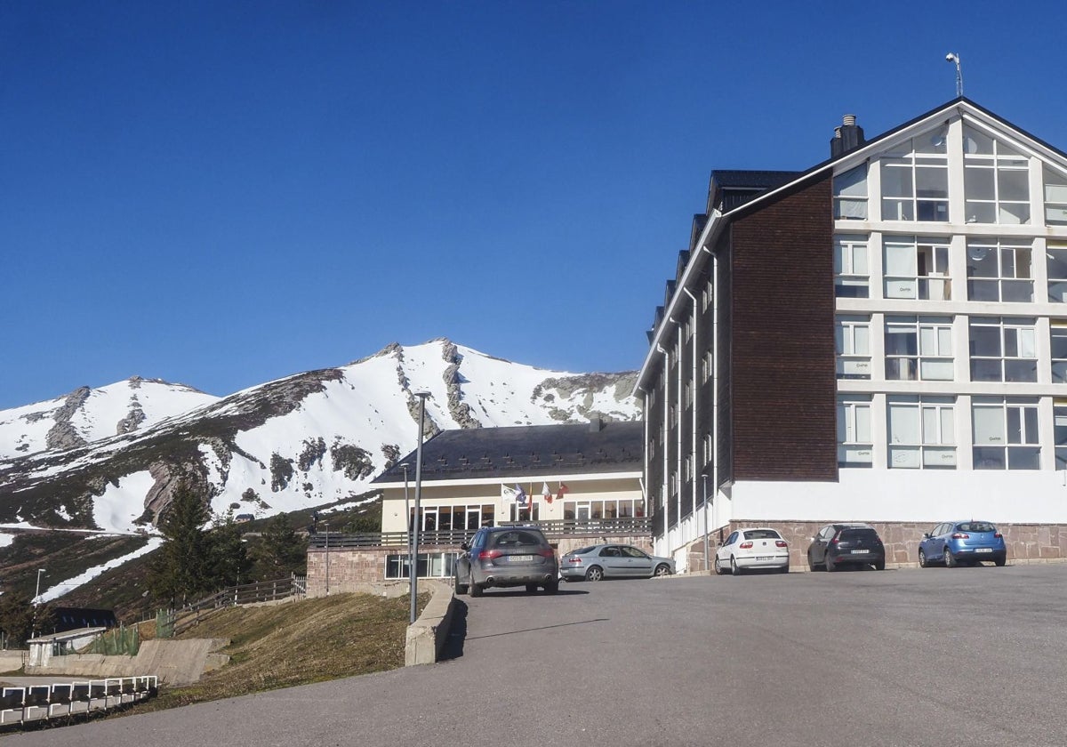 Vista exterior del hotel La Corza Blanca, en Alto Campoo